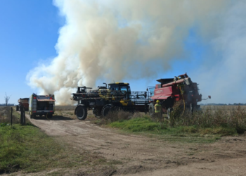 Incendio en una cosechadora en un campo de San Genaro