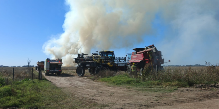 Incendio en una cosechadora en un campo de San Genaro