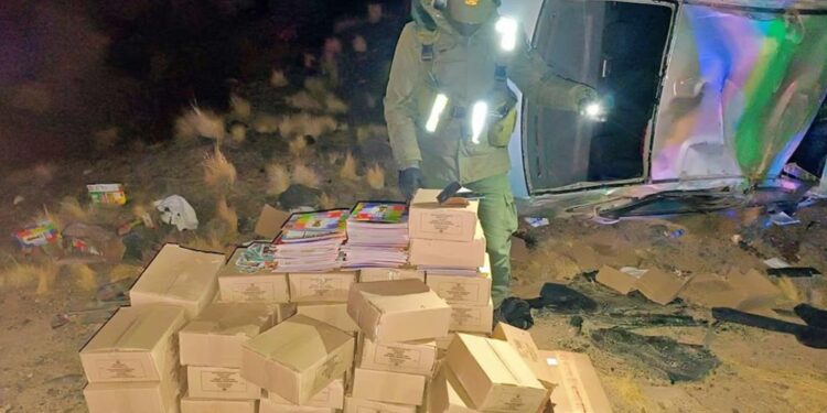 Intentó escapar de un control, volcó y descubrieron un cargamento ilegal de figuritas del Mundial 2026