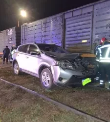 Armstrong: un auto chocó contra el tren y no hubo heridos