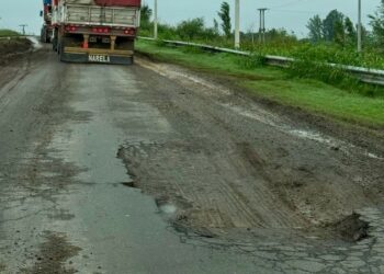 Vecinos de Villa La Ribera reclaman obras urgentes por el colapso del tránsito pesado