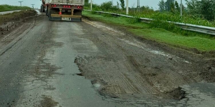 Vecinos de Villa La Ribera reclaman obras urgentes por el colapso del tránsito pesado