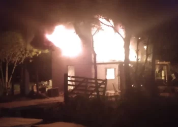 Gessler: voraz incendio afectó una vivienda rural donde reside una familia de 12 personas