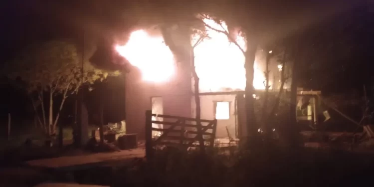 Gessler: voraz incendio afectó una vivienda rural donde reside una familia de 12 personas