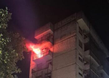 Importante incendio en un edificio de Cañada de Gómez: rescataron a una pareja atrapada en el séptimo piso