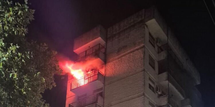 Importante incendio en un edificio de Cañada de Gómez: rescataron a una pareja atrapada en el séptimo piso