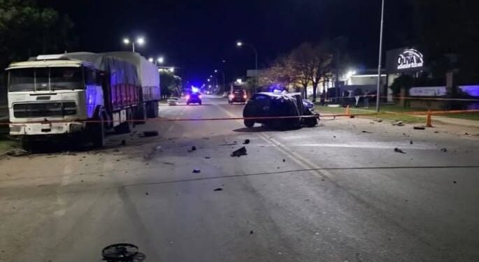Tragedia vial en Canals: murió un automovilista tras chocar contra un camión estacionado