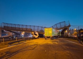 Un camión derrumbó un puente: corte total en la autopista Rosario-Buenos Aires
