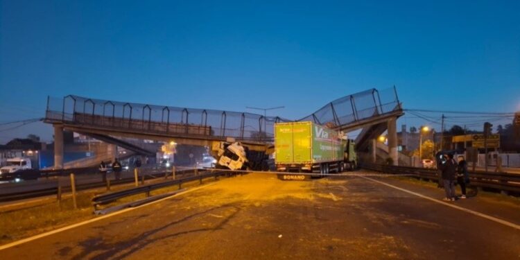 Un camión derrumbó un puente: corte total en la autopista Rosario-Buenos Aires