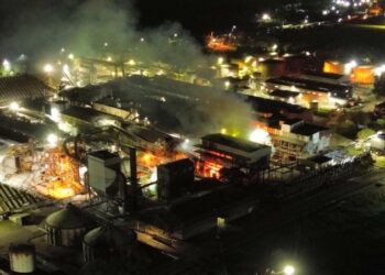 Grave incendio en la planta de Vicentin en Ricardone: no hubo heridos ni riesgo tóxico