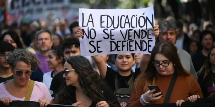 El Gobierno nacional recortó $78 mil millones en educación a horas de la marcha universitaria
