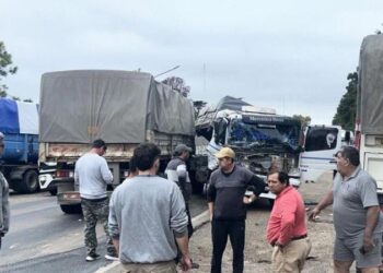 Choque frontal entre dos camiones interrumpe la ruta 33 a la altura de Chabás