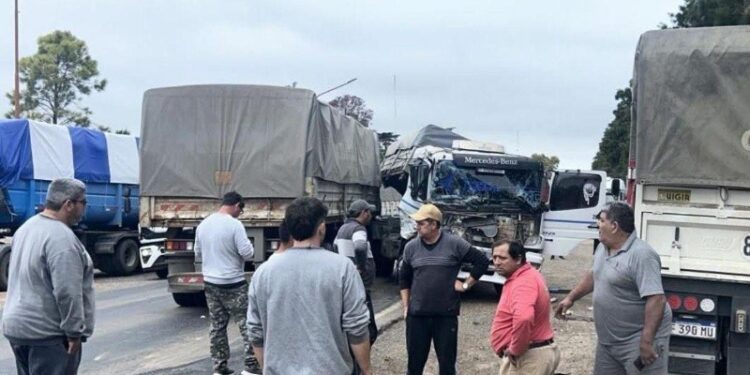 Choque frontal entre dos camiones interrumpe la ruta 33 a la altura de Chabás