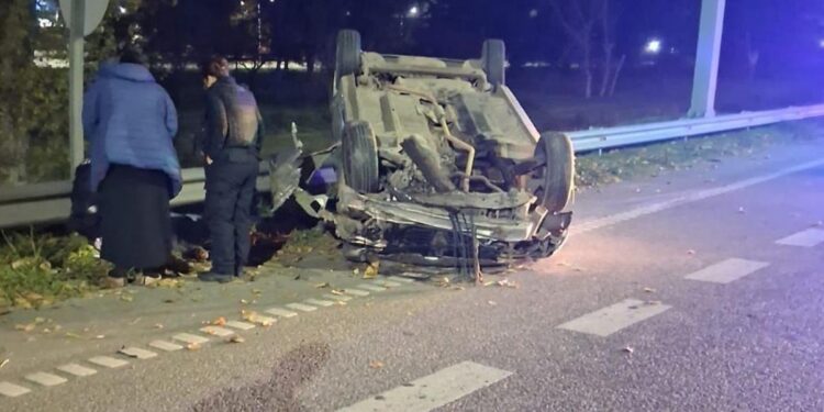 Un automovilista volcó en Circunvalación y sufrió un traumatismo de cráneo
