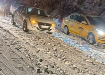 Intensa nevada en Altas Cumbres dejó vehículos varados y complicó el tránsito