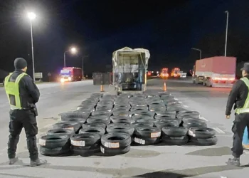 Secuestraron 210 cubiertas sin documentación detuvieron a tres personas