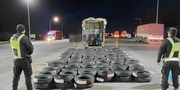 Secuestraron 210 cubiertas sin documentación detuvieron a tres personas