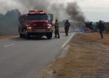 Una camioneta se incendió por completo sobre la Ruta Provincial 10 y sus ocupantes resultaron ilesos