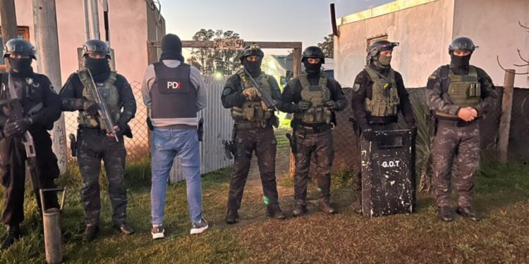 Veinte allanamientos simultáneos en Venado Tuerto y la región dejaron diez detenidos y secuestros de armas, droga y elementos robados