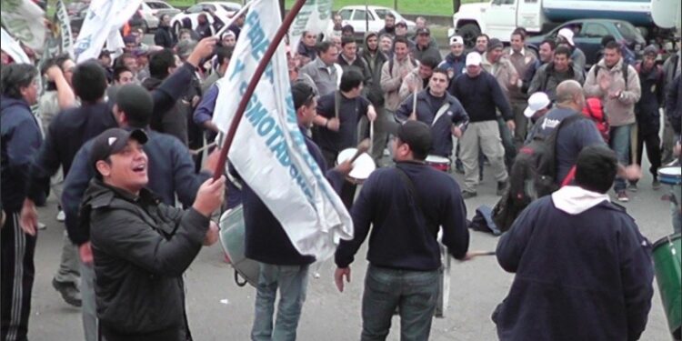 Paritarias aceiteras: continúa el conflicto y crece la tensión entre gremios y empresas