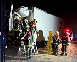 Choque entre camiones en la autopista: un chofer quedó atrapado y fue rescatado en Carcarañá