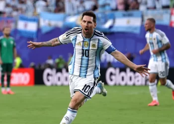Messi hizo historia y Argentina arrancó con una goleada