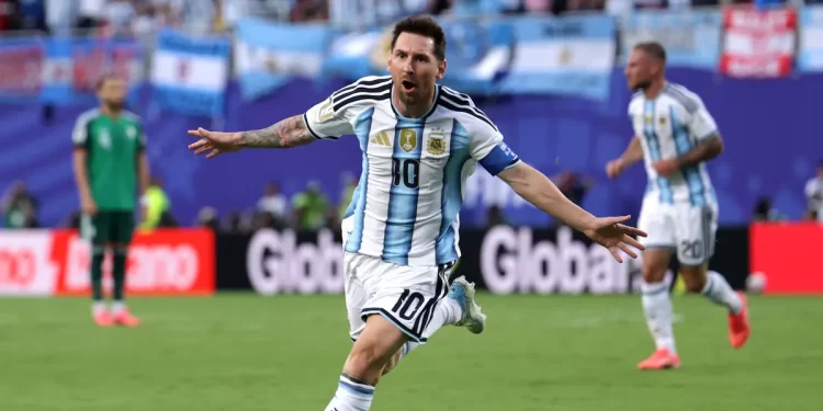 Messi hizo historia y Argentina arrancó con una goleada
