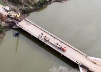 Comenzó el operativo para retirar el acoplado que cayó al río Carcarañá