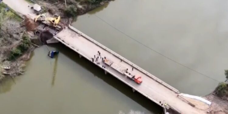 Comenzó el operativo para retirar el acoplado que cayó al río Carcarañá