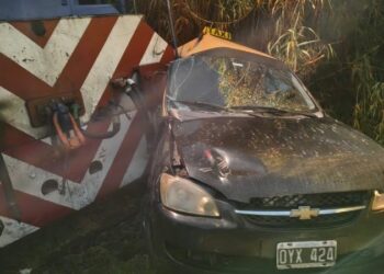 Tren embistió a un taxi y lo arrastró 100 metros en Rosario