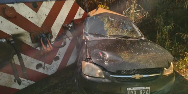 Tren embistió a un taxi y lo arrastró 100 metros en Rosario