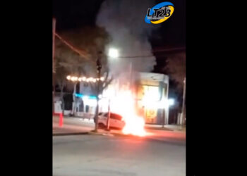 Incendio de una camioneta en pleno cntro de San Genaro