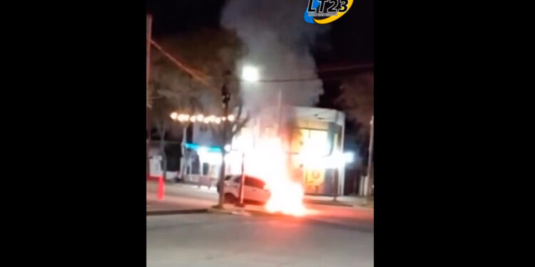Incendio de una camioneta en pleno centro de San Genaro